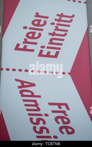 Stuttgart, Germany. 05th June, 2019. On a wall in front of the Landesmuseum Stuttgart is the sign 'Freier Eintritt'. Credit: Fabian Sommer/dpa/Alamy Live News Stock Photo