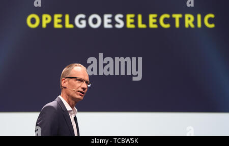 04 June 2019, Hessen, Rüsselsheim: Michael Lohscheller, Managing Director of Opel Automobile GmbH, speaks at the Opel headquarters in Rüsselsheim during the presentation of the new Opel Corsa-e in front of the projection 'Opel goes electric'. Photo: Arne Dedert/dpa Stock Photo