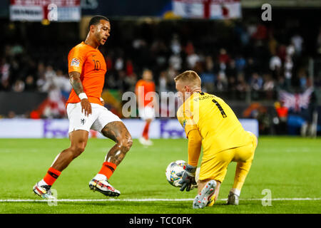 Guimaraes, Portugal. 06th June, 2019. GUIMARAES, 06-06-2019, Estadio D. Afonso Henriques, UEFA Nations League Semi Final. Netherlands player Memphis Depay bumping up to England goalkeeper Jordan Pickford during the game Netherlands - England Credit: Pro Shots/Alamy Live News Stock Photo