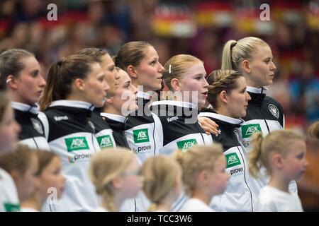 Hamm, Deutschland. 05th June, 2019. The German players sing the national anthem with, singing, half figure, half figure, horizontal format, women's handball World Cup qualifier, Play Offs, Germany (GER) - Croatia (CRO) 25:21, on 05.06.2019 in Hamm/Germany. | Usage worldwide Credit: dpa/Alamy Live News Stock Photo