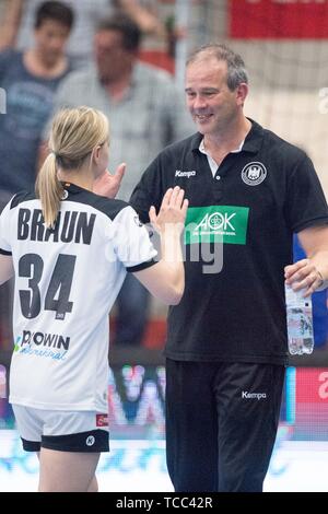 Kim BRAUN (left, GER) and Henk GROENER (coach, GER) are happy about the victory, jubilation, cheering, exulting, joy, cheers, celebrate, final jubilation, half figure, half figure, upright format, women's handball World Cup qualifier , Play Offs, Germany (GER) - Croatia (CRO) 25:21, on 05.06.2019 in Hamm / Germany. | Usage worldwide Stock Photo