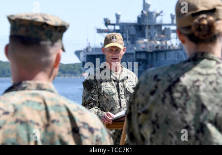 Kiel, Germany. 07th June, 2019. Andrew Lewis, admiral of the US Navy and commander of the manoeuvre, speaks to soldiers at the launch of the manoeuvre Baltic Operations (BALTOPS) in the naval port. Warships from 18 nations take part in the manoeuvre on the Baltic Sea starting on 08.06.2019 Credit: Carsten Rehder/dpa/Alamy Live News Stock Photo