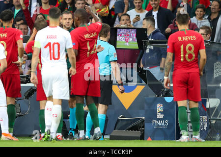5 june 2019 Porto, Portugal Soccer Nations League - Portugal v Switzerland  Semi final UEFA Nations League 2019  referee Felix Brych looks at the tv screen after talking to the var Stock Photo