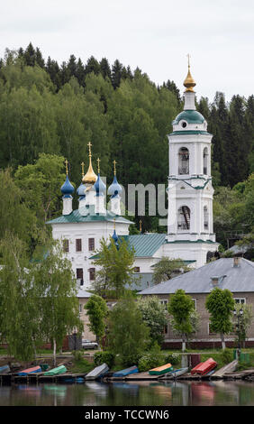 Boats moored below onion dome churches on the Volga River at Plyos, Russia Stock Photo