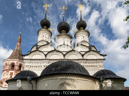 Kokoshniki of St Antipas & red tower of St Lazarus Churches, Suzdal, Russia Stock Photo