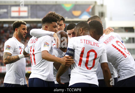 England's Marcus Rashford (right) celebrates scoring his side's first goal of the game with team-mates during the Nations League Semi Final at Estadio D. Alfonso Henriques, Guimaraes. Stock Photo