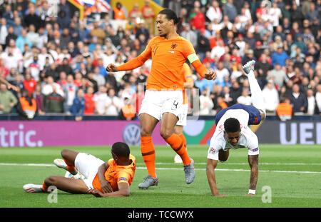 England's Marcus Rashford (right) is tackled by Netherlands' Denzel Dumfries (left) during the Nations League Semi Final at Estadio D. Alfonso Henriques, Guimaraes. Stock Photo