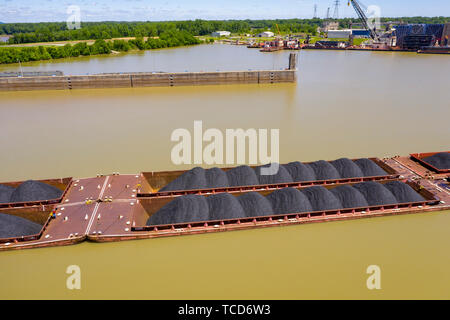 Louisville, Kentucky - Coal on barges being pushed up the Ohio River. Stock Photo