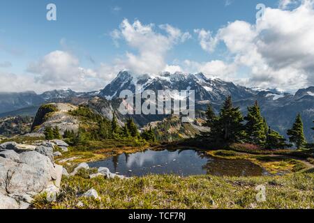 Small mountain lake at Tabletop Mountain, view of Mt. Shuksan with snow and glacier, Mt. Baker-Snoqualmie National Forest, Washington, USA, North Amer Stock Photo