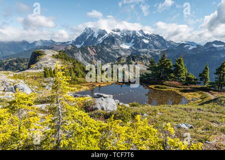 Small mountain lake at Tabletop Mountain, Mt. Shuksan with snow and glacier, Mt. Baker-Snoqualmie National Forest, Washington, USA, North America Stock Photo