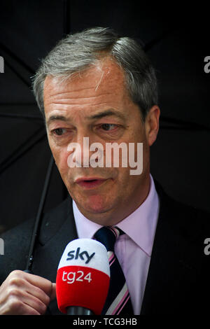 London, UK. 07th June, 2019. Nigel Farage of the Brexit Party talks to the media after handing in a letter to 10 Downing Street asking for the Brexit Party to be included in Brexit negotiations, in London, Britain, on June 7, 2019. Britain's main opposition Labour Party Friday held onto a parliamentary seat in a by-election in marginal Peterborough constituency, but the newly established Brexit Party was not far behind. It was the first assault on Westminster politics by the newly established Brexit Party, launched earlier this year by veteran Eurosceptic Nigel Farage. Credit: Xinhua/Alamy Liv Stock Photo