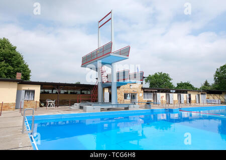 Sangerhausen, Germany. 07th June, 2019. A swimming pool of the Sangerhausen town swimming pool is deserted, a diving platform is located at the edge of the pool. The bath was opened in 1930. Credit: Sebastian Willnow/dpa-Zentralbild/dpa/Alamy Live News Stock Photo