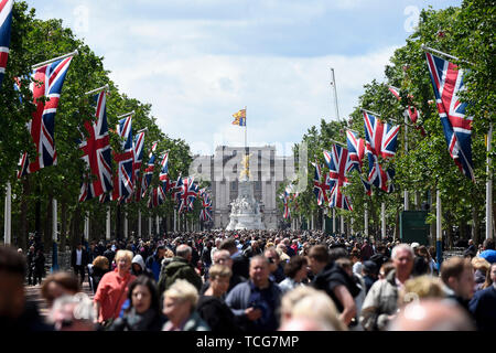 London, UK.  8 June 2019.  Crowds gather in The Mall awaiting The Red Arrows aircraft performing a flypast over Buckingham Palace during Trooping of the Colour on The Queen's 93rd birthday.  Credit: Stephen Chung / Alamy Live News Stock Photo