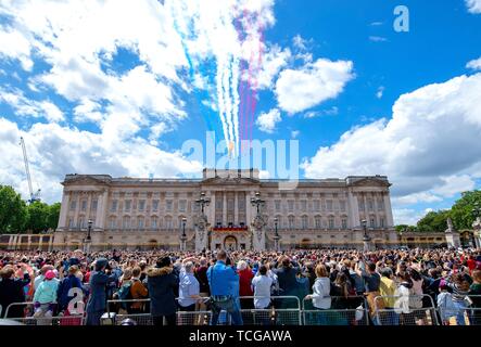 London, UK. 08th June, 2019. Queen Elizabeth II Prince William, Princess Kate, Prince George, Princess Charlotte and Prince Louis Prince Charles and Camilla, Duchess of Cornwall Prince Harry and Meghan, Duchess of Sussex Prince Andrew, Duke of York Princess Anne Sophie, Countess of Wessex and Prince Edward, James Wessex Princess Eugenie and Princess Beatrice Prince and Princess Michael of Kent Lady Louise Windsor and James, Viscount Severn at the balcony of Buckingham Palace in London, on June 08, 2019, after attending Trooping the Colour at the Horse Guards Parade, the Queens birthday parade  Stock Photo