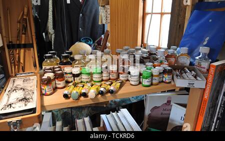 Artists materials and drawing instruments on display in an antiques centre in Leominster, Herefordshire Stock Photo