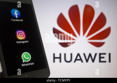 Asuncion, Paraguay. 8th June, 2019. Logos icons of Facebook, Instagram and WhatsApp apps are seen on a smartphone screen against Huawei logo unfocused on background. Credit: Andre M. Chang/ZUMA Wire/Alamy Live News Stock Photo