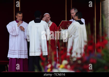 Holy See, Vatican. 8th June, 2019. POPE FRANCIS celebrates evening mass on the eve of the Pentecost rite in St. Peter's square at the Vatican. Credit: Evandro Inetti/ZUMA Wire/Alamy Live News Stock Photo