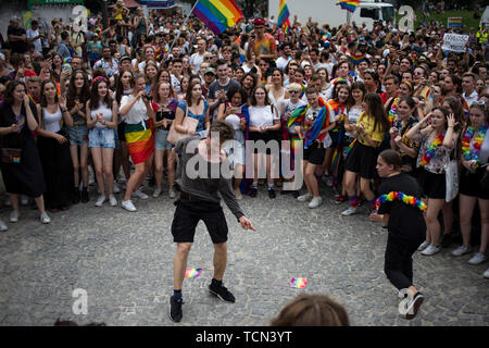 Warsaw, Poland. 08th June, 2019. People break dancing during the Warsaw Pride. The Equality March also called the Warsaw Pride parade, brought thousands of people to the streets of Warsaw, at the time when the gay rights movement in Poland is under siege by hate speech and a government campaign depicting it as a threat to families and society. Credit: SOPA Images Limited/Alamy Live News Stock Photo