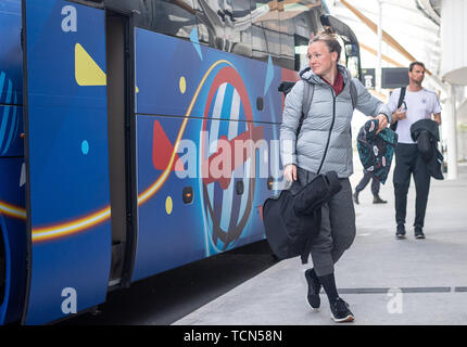 Rennes, France. 9th June 2019. Player Marina Hegering gets off the team bus at the train station. The German team will travel to the second team hotel in Lille today. The next game will take place on 12 June against Spain in Valenciennes. Photo: Sebastian Gollnow/dpa Credit: dpa picture alliance/Alamy Live News Stock Photo