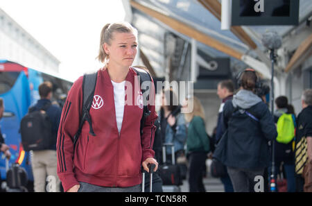 Rennes, France. 9th June 2019. Alexandra Popp walks towards the train station. The German team will travel to the second team hotel in Lille today. The next game will take place on 12 June against Spain in Valenciennes. Photo: Sebastian Gollnow/dpa Credit: dpa picture alliance/Alamy Live News Stock Photo