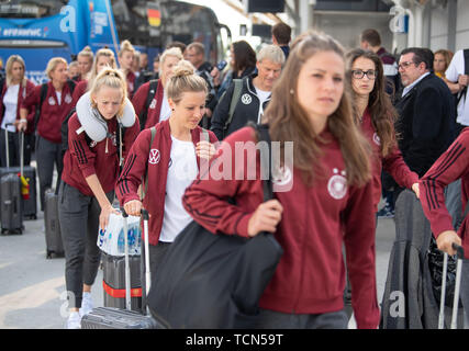 Rennes, France. 9th June 2019. Germany: The players of the national team go to the train station. The German team will travel to the second team hotel in Lille today. The next game will take place on 12 June against Spain in Valenciennes. Photo: Sebastian Gollnow/dpa Credit: dpa picture alliance/Alamy Live News Stock Photo