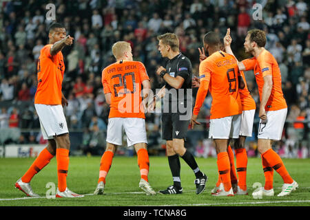 Guimaraes, Portugal. 06th June, 2019. GUIMARAES, 06-06-2019, Estadio D. Afonso Henriques, UEFA Nations League Semi Final. Netherlands player Denzel Dumfries (L) arguing during the game Netherlands - England 3-1. Credit: Pro Shots/Alamy Live News Stock Photo