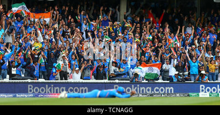 The Kia Oval, London, UK. 9th June, 2019. ICC Cricket World Cup, New Zealand versus Australia; The Indian fans celebrate as Ravindra Jadeja of India takes the catch to dismiss Glenn Maxwell of Australia off the bowling off Yuzvendra Chahal of India for 28 runs Credit: Action Plus Sports/Alamy Live News