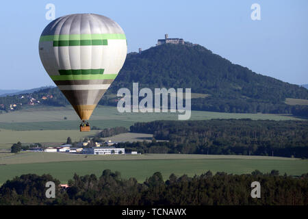 Bela Pod Bezdezem, Czech Republic. 09th June, 2019. : A balloon floats with a view of Bezdez castle during the 17th Czech Hot-air Balloons Fiesta ''Belske hemzeni, '' 60 kilometers north of Prague. Credit: Slavek Ruta/ZUMA Wire/Alamy Live News Stock Photo