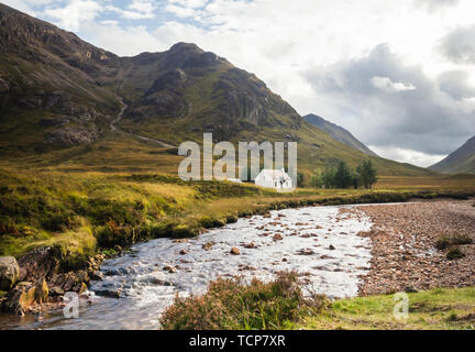 Climbers cottage at Lagangarbh close to Buachaille Etive Mor and Buachaille Etive Beag as seen from the River Coupall in the Glen Coe area, Scotland Stock Photo