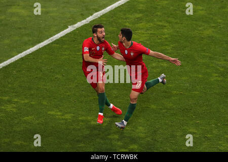 Portugal's Goncalo Guedes (right) celebrates scoring his side's first goal of the game with team-mate Bernardo Silva during the Nations League Final at Estadio do Dragao, Porto. Stock Photo