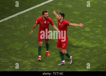 Portugal's Goncalo Guedes (right) celebrates scoring his side's first goal of the game with team-mate Bernardo Silva during the Nations League Final at Estadio do Dragao, Porto. Stock Photo