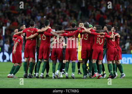 Porto, Portugal. 9th June, 2019. Portugal's players celebrate after winning the UEFA Nations League Final football match between Portugal and Netherlands, at the Dragao stadium in Porto, Portugal, on June 9, 2019. Credit: Pedro Fiuza/ZUMA Wire/Alamy Live News Stock Photo