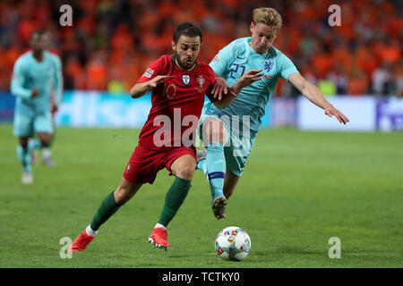 Porto, Portugal. 9th June, 2019. Portugal's forward Bernardo Silva (L) vies with Frenkie de Jong of Netherlands (R ) during the UEFA Nations League Final football match between Portugal and Netherlands, at the Dragao stadium in Porto, Portugal, on June 9, 2019. Credit: Pedro Fiuza/ZUMA Wire/Alamy Live News Stock Photo