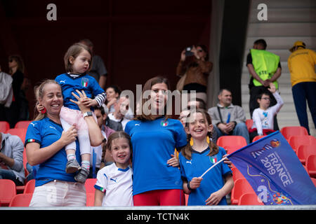 Valenciennes, France. 9th June, 2019. Supporters (Italy) during the FIFA Women's World Cup France 2019 Group C match between Australia 1-2 Italy at Hainaut Stadium in Valenciennes, France, June 9, 2019. Credit: Maurizio Borsari/AFLO/Alamy Live News Stock Photo