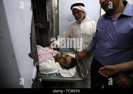 Deir Al-Balah, Gaza Strip, Palestinian Territory - June 10, 2019 - Gaza City, Gaza Strip, Palestinian Territory - Relatives and friends mourn over the body of Palestinian medic, who was shot dead by Israeli security forces, at the morgue of al-Aqsa hospital, in Deir al-Balah, in the central Gaza city, June 10, 2019. Credit: ZUMA Press, Inc./Alamy Live News Stock Photo