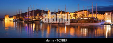 Sea Front Harbour and Kamerlengo Fortress, Old Town of Trogir, UNESCO World Heritage Site, Dalmatia, Croatia, Europe Stock Photo