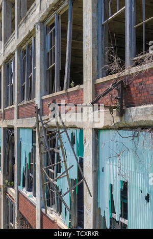Detroit, Michigan - A ladder hangs outside the old Packard plant. Opened in 1903, the 3.5 million square foot plant employed 40,000 workers before clo Stock Photo
