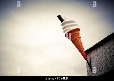 https://l450v.alamy.com/450v/tcy4mf/large-ice-cream-cone-outside-of-an-ice-cream-parlour-tcy4mf.jpg