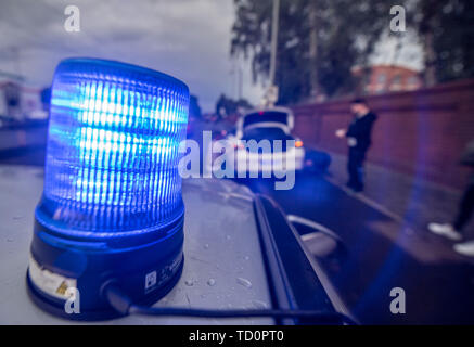 07 June 2019, Hessen, Frankfurt/Main: The blue light illuminates while officers of the police 'Control Unit Autoposer Raser Tuner' (KART) control a suspicious Mercedes and its driver. (Zu dpa 'Control unit KART on tour - expensive evening for Poser') Photo: Boris Roessler/dpa Stock Photo