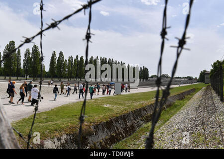 Dachau, Deutschland. 10th June, 2019. Visitors in the Gedenkstaette Concentration Camp Dachau- Gedenkstaette, 1933, 1945, 3, antisewithism, exterminate, extermination, Bavaria, Dachau, deportation, German, German history, Germany, third, Europe, fascism, fascists, fascist, commemoration, memorial, history, Jew, concentration camp, concentration camp, memorial, Nazism, Nazi, Nazis, Nazi, Reich, crime, past, annihilation, extermination camp | usage worldwide Credit: dpa/Alamy Live News Stock Photo