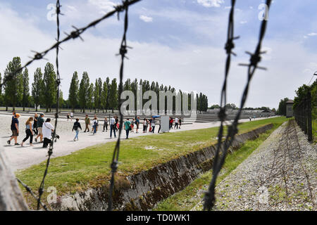 Dachau, Deutschland. 10th June, 2019. Visitors in the Gedenkstaette Concentration Camp Dachau- Gedenkstaette, 1933, 1945, 3, antisewithism, exterminate, extermination, Bavaria, Dachau, deportation, German, German history, Germany, third, Europe, fascism, fascists, fascist, commemoration, memorial, history, Jew, concentration camp, concentration camp, memorial, Nazism, Nazi, Nazis, Nazi, Reich, crime, past, annihilation, extermination camp | usage worldwide Credit: dpa/Alamy Live News Stock Photo