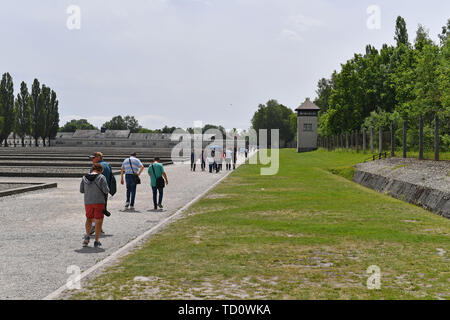 Dachau, Deutschland. 10th June, 2019. Visitors in the Gedenkstaette Concentration Camp Dachau- Gedenkstaette, 1933, 1945, 3, antisewithism, exterminate, extermination, Bavaria, Dachau, deportation, German, German history, Germany, third, Europe, fascism, fascists, fascist, commemoration, memorial, history, Jew, concentration camp, concentration camp, memorial, Nazism, Nazi, Nazis, Nazi, Reich, crime, past, annihilation, extermination camp | usage worldwide Credit: dpa/Alamy Live News Stock Photo