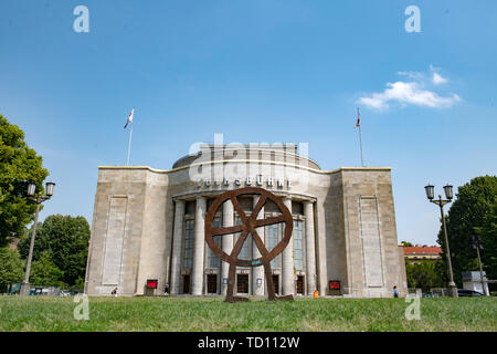Berlin, Germany. 11th June, 2019. The metal sculpture 'Räuberrad' in front of the Volksbühne. Berlin's Senator of Culture K. Lederer (left) wants to inform about the future of the Volksbühne on 12.06.2019. There will be a press conference at the Volksbühne at 12.00 noon, the Senate Cultural Administration announced at short notice on 11.06.2016. The speaker did not want to comment on a report by rbb, according to which director R. Pollesch is to become the new artistic director of the theatre. Credit: dpa picture alliance/Alamy Live News Stock Photo