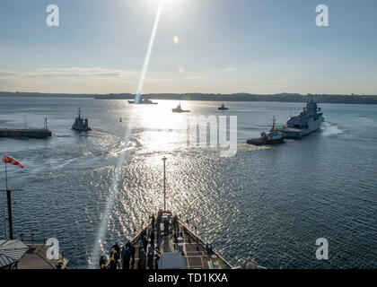 190609-N-AT530-1035 KIEL, GERMANY (June 9, 2019 The Spanish Álvaro de Bazán-class frigate Almirante Juan de Borbón (F 102), top, the Norwegian Fridtjof Nansen-class frigate HNoMS Roald Amundsen (F 311), right, and the Whidbey Island-class amphibious dock landing ship USS Fort McHenry (LSD 43) depart Kiel, Germany for Baltic Operations (BALTOPS) 2019, June 9. BALTOPS is the premier annual maritime-focused exercise in the Baltic Region, designed to enhance flexibility and interoperability among the 18 participating allied and partner nations. (U.S. Navy photo by Mass Communication Specialist 2nd Stock Photo