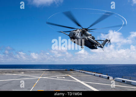 190513-N-NB544-1114 PACIFIC OCEAN (May 13, 2019) A CH-53E Super Stallion assigned to Marine Aircraft Group 24 lands aboard the San Antonio-class amphibious transport dock ship USS John P. Murtha (LPD 26). Sailors and Marines of the Boxer Amphibious Ready Group (ARG) and 11th Marine Expeditionary Unit (MEU) are embarked on USS John P. Murtha on a regularly-scheduled deployment. (U.S. Navy Photo by Mass Communication Specialist 2nd Class Kyle Carlstrom) Stock Photo