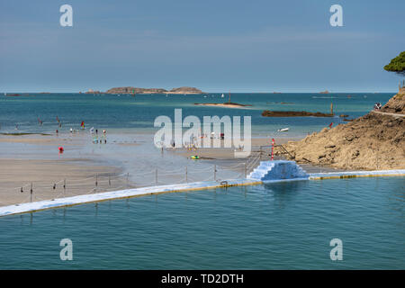 Seawater pool on the beach, Plage de L'Ecluse, Dinard, Brittany, France Stock Photo