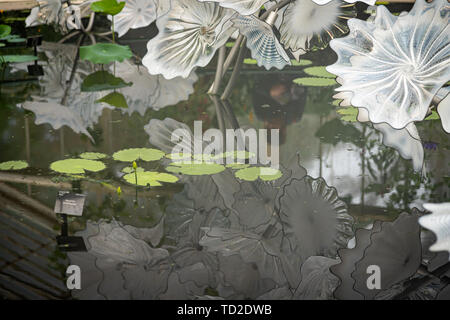 Ethereal White Persian Pond by Dale Chihuly, part of a glass sculpture exhibit in Kew Gardens. Stock Photo