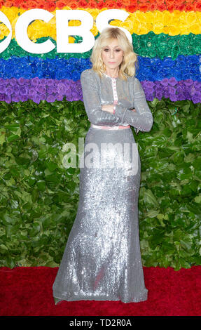 Stephanie J. Block holding Tony award and posing in media room at the 73rd annual Tony Awards at Radio City Music Hall (Photo by Lev Radin/Pacific Press) Stock Photo