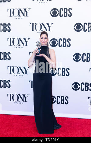 Stephanie J. Block holding Tony award and posing in media room at the 73rd annual Tony Awards at Radio City Music Hall (Photo by Lev Radin/Pacific Press) Stock Photo