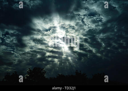 Montreal, Canada,June 7, 2019.Sun shining through storm clouds. Montreal,Quebec,Canada.Credit:Mario Beauregard/Ģ����ý Live News Stock Photo